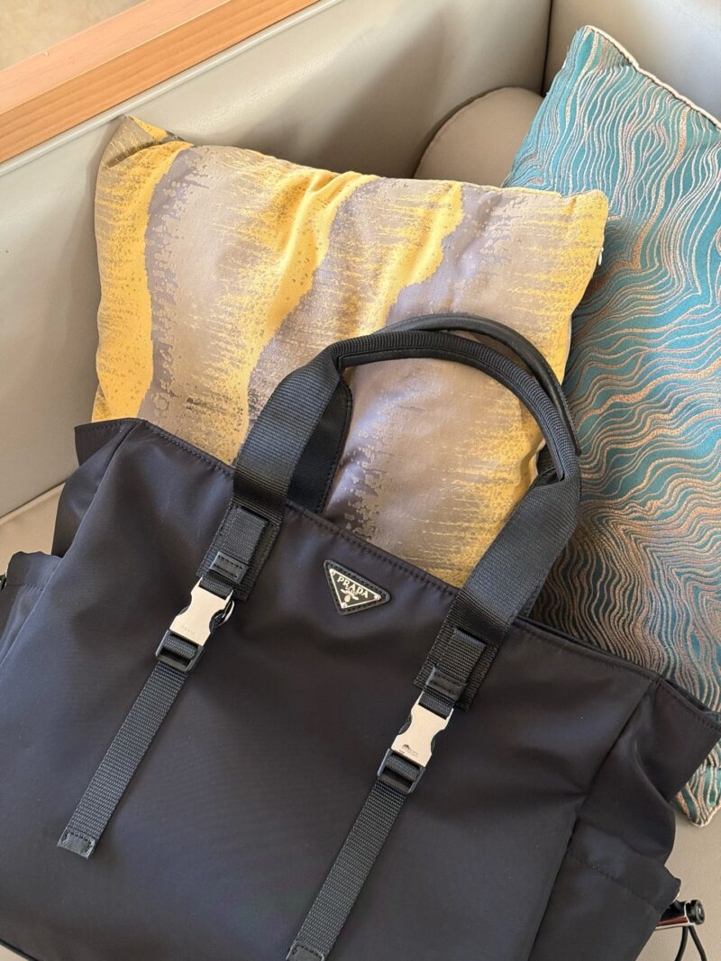 95dc9d9308.jpg 235 without box
size:40*35cm
Prad tote (shopping bag)
The leather material is thick and textured
There are compartments/stickers/it can also be hung on the luggage compartment!
Really practical!!