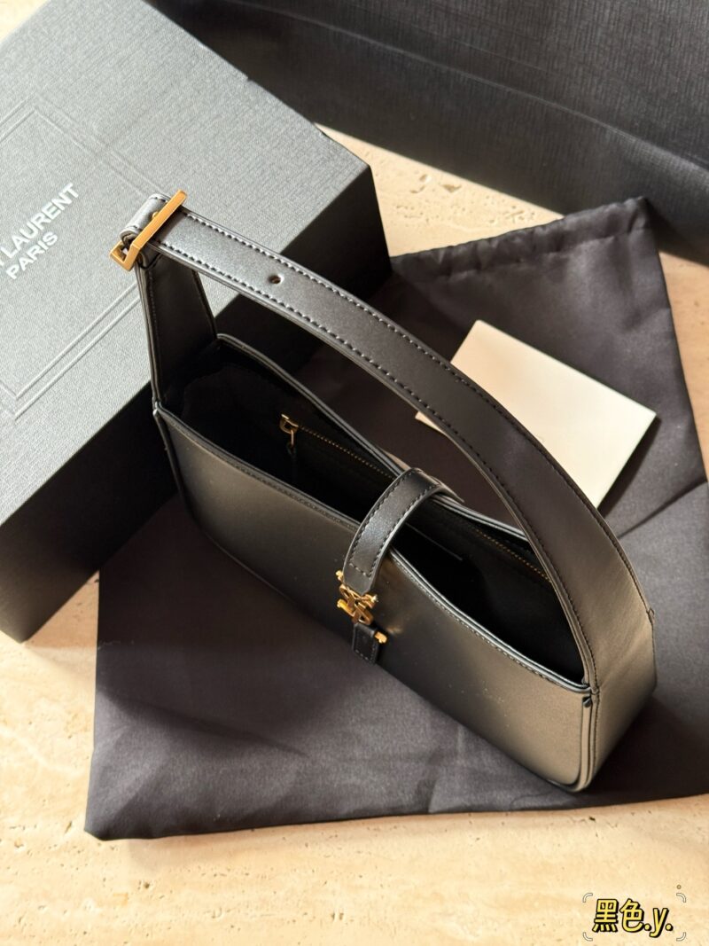 210 boxes (belonging to its season)
Size 24 × 16 × 6cm
YSL armpit bag
It looks great, huh
This is definitely the pioneer of underarm bags!
Cowhide quality!
Too STALY!