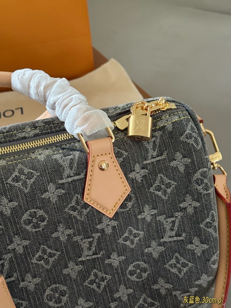95ecfe7587.jpg 285 box upgrade version
size:30*21cm
Come and take a look at L's Speedy30 pillow bag
Size 30cm is suitable for daily use and travel!
I really like this size
Very useful! Too cool!
This denim bag exudes a vintage atmosphere and is packed with UP!