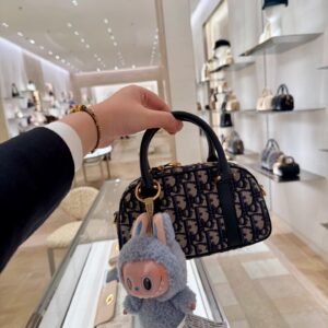 Dior's new Toujours collection this year
It looks so good that it's like I love it at first glance
Different from the previously popular tough diamond patterned Toujours, the bag is softer and lighter in shape