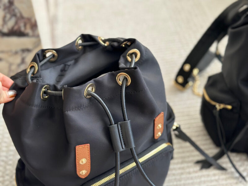 960efe309a.jpg 230 without box
size:28*32cm
Bur backpack
Waterproof nylon material paired with cowhide!
Ultra light and convenient!
The hardware is very shiny ?
My favorite is the metal chain on the lower half of the strap
Soft and comfortable behind!