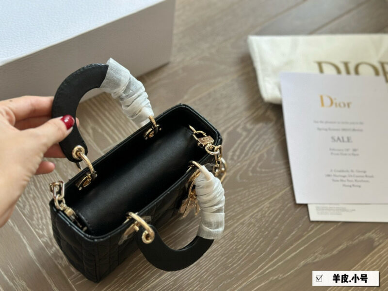 Dior lady's new long sheepskin full set packaging
Dior's all-new D-joy is making a strong comeback, with the rhythm of a big hit. The bag comes with two shoulder straps and multiple back styles, making the upper body both beautiful and stylish. The c...
