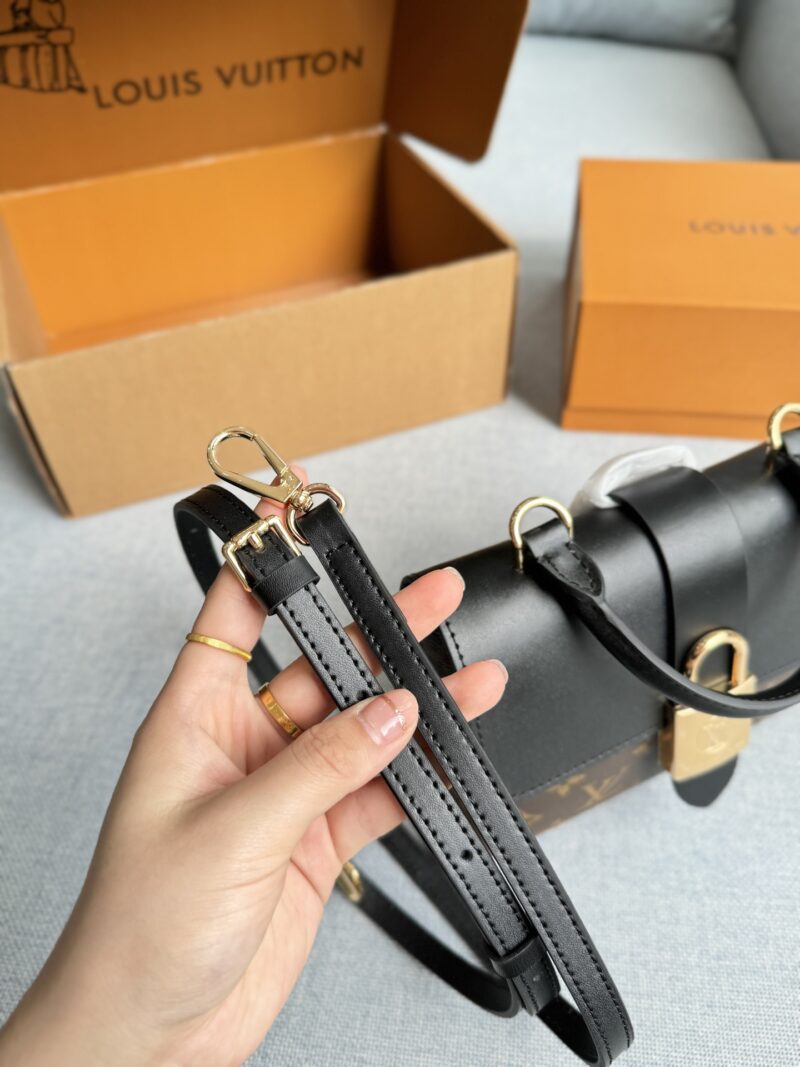962b370c49.jpg 220 Complete Gift Box Set
size:22×15
LV Locky BB Lock Head Bag Shoulder Cross Shoulder Handbag Heavy Metal Steel Hardware 163 Variable Frequency Chip
Never buy LV locky bb lock bag because you will really fall in love with this bag
Design of cowhi...