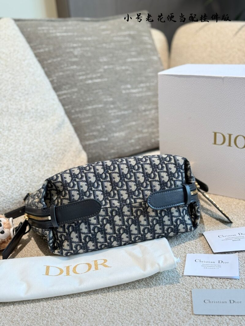 Dior Old Flower Bento Bag with Pendant P295
Elegant, casual, and full of relaxation
Interpreting a fashionable new posture, with a stylish and casual appearance, inadvertently revealing a sense of relaxation. Put on an off shoulder top and black skir...