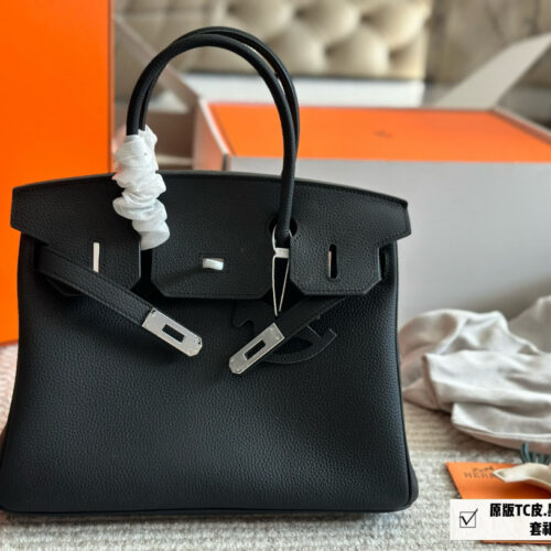 345 with folding box+airplane box
Size: 30cm upgraded version
Original quality ?
Original TC leather side panel steel seal code ??
The lock is made of copper, with a scarf and a flying horse pendant ??
The season for carrying platinum bags ...