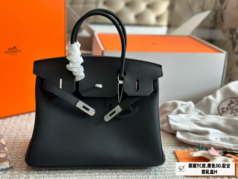 964b0f1bfd.jpg 345 with folding box+airplane box
Size: 30cm upgraded version
Original quality ?
Original TC leather side panel steel seal code ??
The lock is made of copper, with a scarf and a flying horse pendant ??
The season for carrying platinum bags ...