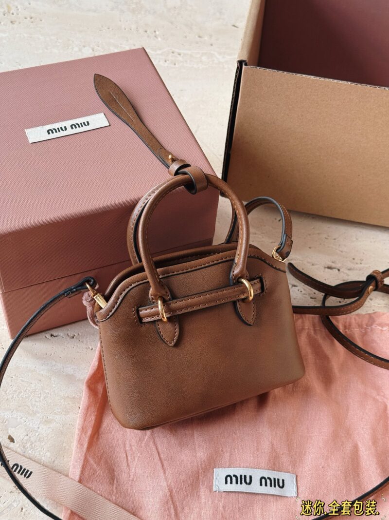 260 box full set packaging
size：13*10cm
Miu Aventure Shell Bag is so cute
When the tote bag is reduced in size
It's so cute
Exquisite walking, retro beauty, and a sense of visual appeal~
A small bag that can be used as a pendant and can be used as ...