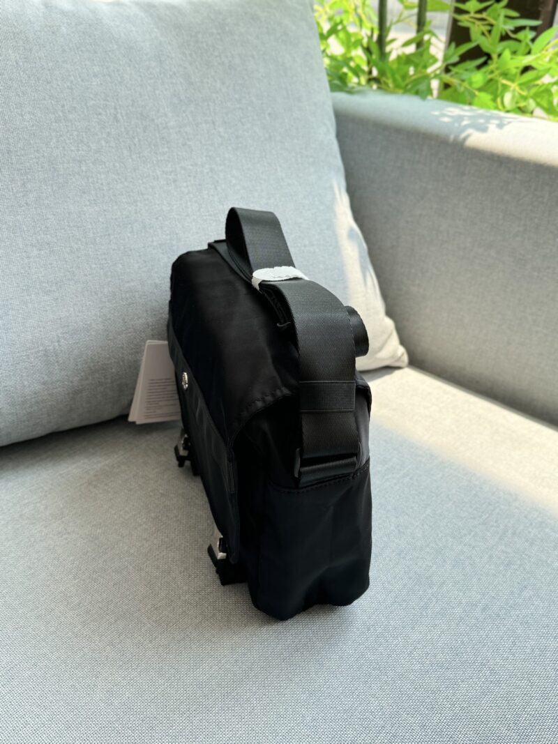 967838fcf3.jpg 215 airplane box
size:28×21
Lululemon Wulnderlust 6.5L Nylon Postman Bag Single Shoulder Crossbody Bag
Gun colored metal buckle+3D car line, with a touch of luxury at your fingertips! Paired with sweatshirt and denim, it instantly transforms into ...
