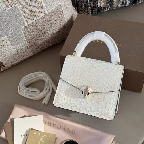 330 box
size：20.5*15cm
Bulgari cowhide
White versatile summer must-have
The bag is simple and exquisite, with an elegant upper body and temperament
Snakehead and chain showcase details
Three compartments capacity
A stylish outfit that won't go wrong!