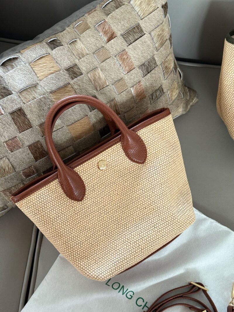 967af0b110.jpg 200 with 220 boxes
Size: 17 base, 28 width, 19 height (small)
28 base, 46 upper width, 35 height (large)
Summer outfit | Longxiang grass woven shoulder bag
The appearance is too high! Perfect for pairing with various leisure and holiday styles, the S...