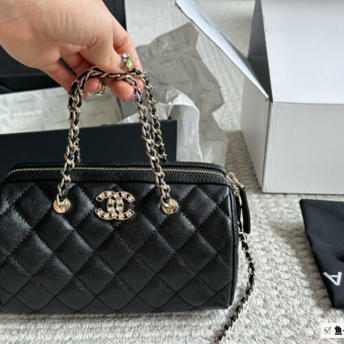 Chanel Boston P260
Chanel 25P Bowling Bag Elegant Beauty
#The bag is not duplicated, Chanel black with white border Boston 25P bowling ball 6 Boston! Carrying a crossbody, both phones can fit in! Still comfortable and durable, the market is very obvi...
