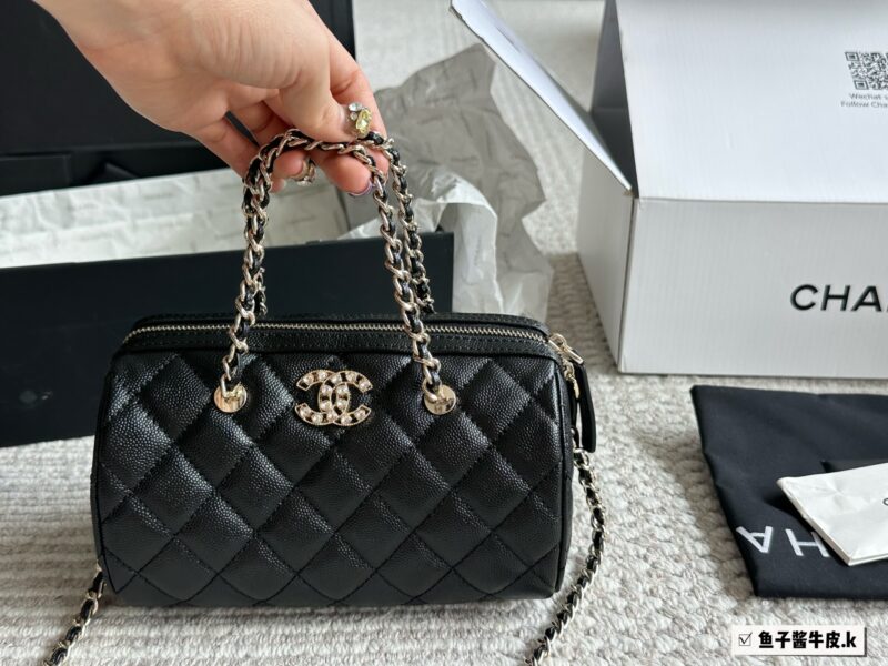 Chanel Boston P260
Chanel 25P Bowling Bag Elegant Beauty
#The bag is not duplicated, Chanel black with white border Boston 25P bowling ball 6 Boston! Carrying a crossbody, both phones can fit in! Still comfortable and durable, the market is very obvi...