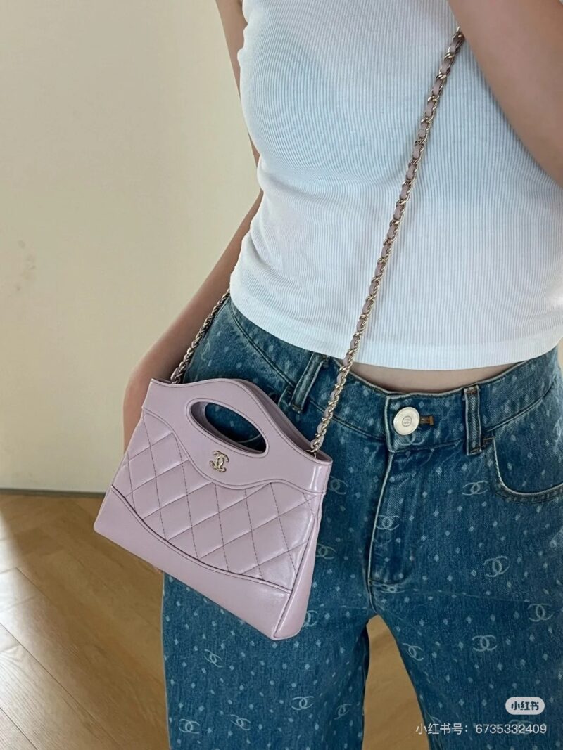 968c065fdf.jpg Chanel 24S Latest 31 Bag Nano
The top selling lingerie is so cute and the sheepskin texture is superb!! Soft and delicate touch!
The full classic diamond grid pattern combined with light gold hardware design presents a perfect fusion of classic and l...