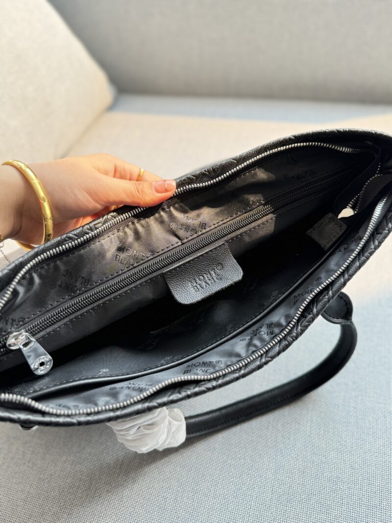 96a03f220a.jpg Cowhide 315
size:38×28
MONTBLANC embossed handbag, briefcase, crossbody bag
Compact design, dynamic and agile, cool style, casual and casual. This human friendly bag is made of black leather with an embossed "M" - shaped printed pattern, providing...