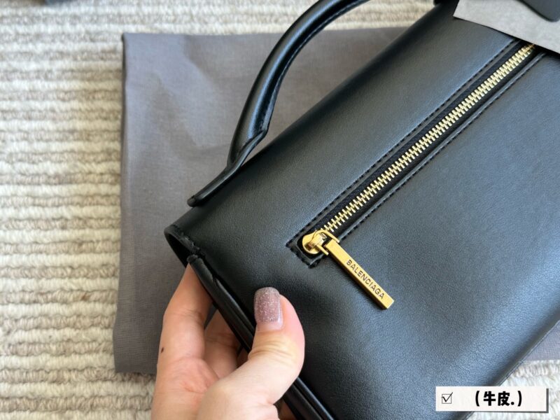 96a1a9d1f2.jpg Cowhide 270 with box
size: 28*14cm
The Belair series from Balenciaga is simply amazing!
The new handbag/crossbody bag is small and exquisite!
Cowhide quality!
The toughness and texture of leather are very soft