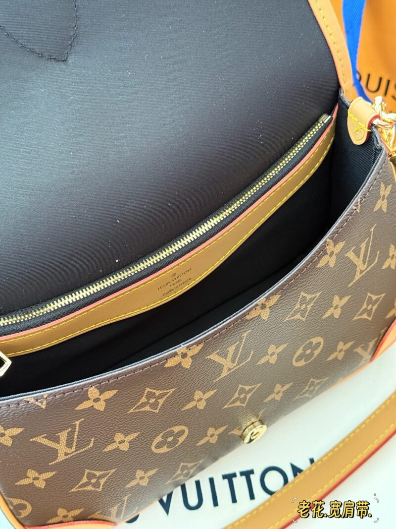 96ac398cf1.jpg 250 boxes
size:25*17cm
L Family Diane French Stick Handbag
Customized presbyopia fabric paired with dark tree bark
Configure two shoulder straps ??
Today's happiness is brought by the Dharma stick!
Search for Lv Law Stick