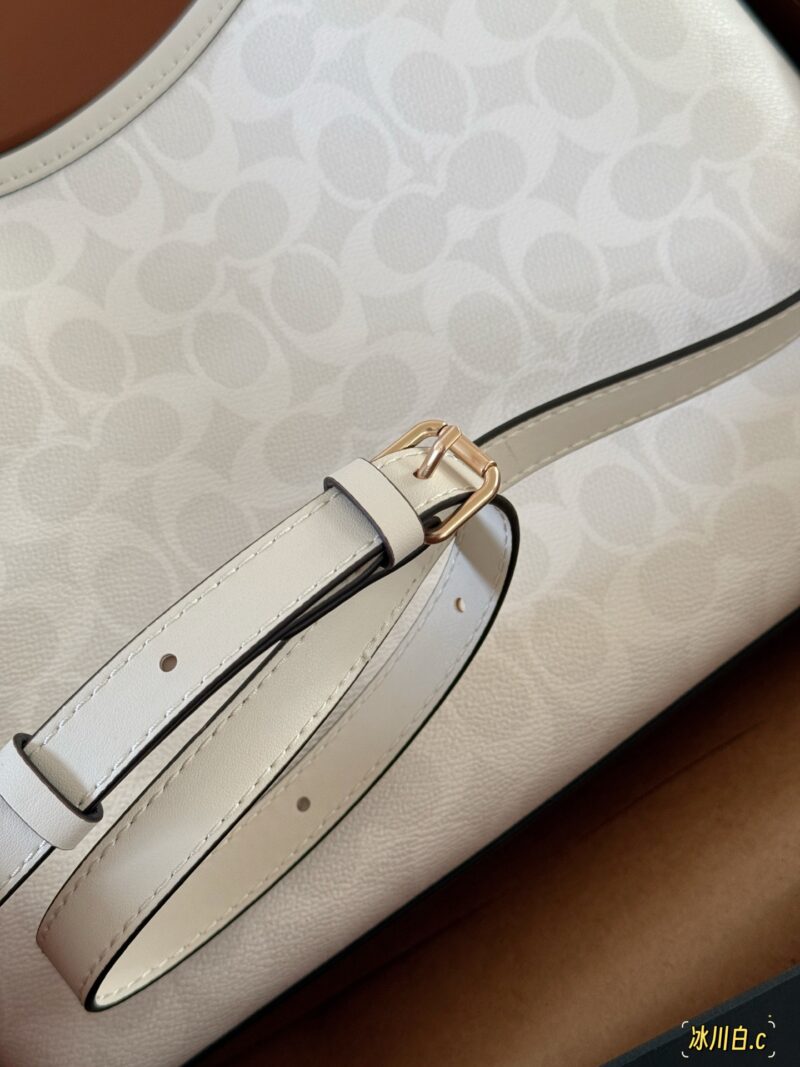 235 box
size：31*23cm
Coach C's new Laurel
The wandering bag is truly stunning. Underarm bag hobo
Casual, lazy, easy to handle
Two shoulder straps, one long and one short
Shoulder, crossbody, hand-held, armpit, back
They can be freely versatile
Ther...