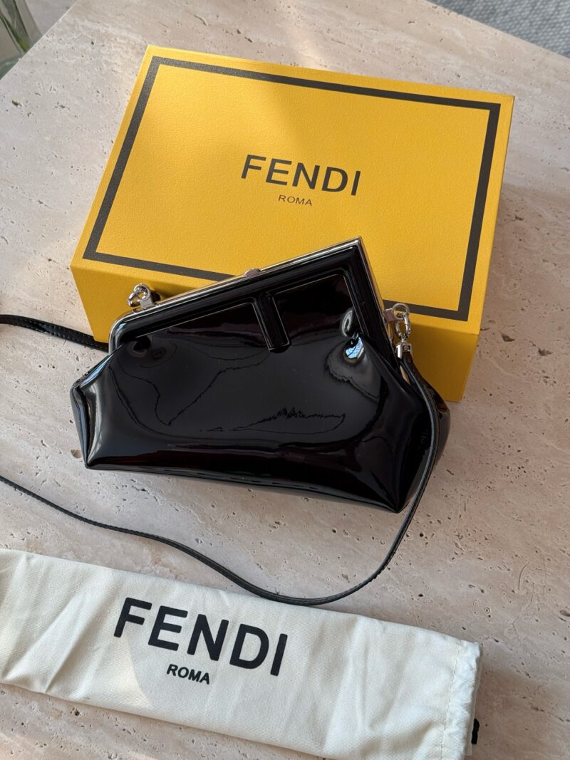 96c793e239.jpg 230 box
size:26*18cm
FENDI First handbag, how could a sweet summer be without it
You can hold it in your hand, cross it, or carry it on your back!