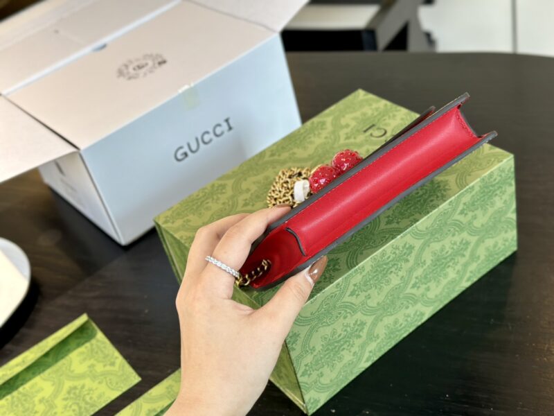 Comes with folding box airplane box
size：20*13cm
Small cherries that are particularly popular every year
GG Cherry Chain Bag
Cute and compact
Gucci Customized Edition!