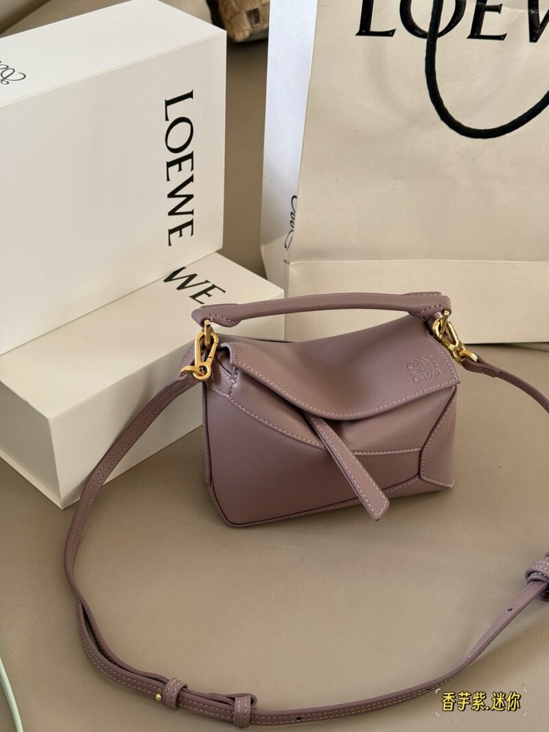 96d0b2831c.jpg 235 box
Size: 18 * 10cm (mini)
Loewe Geometry Package Puzzle
Truly cannot be missed,
?? Cowhide quality!
Completely hold on!
Even high-level ones have to overflow