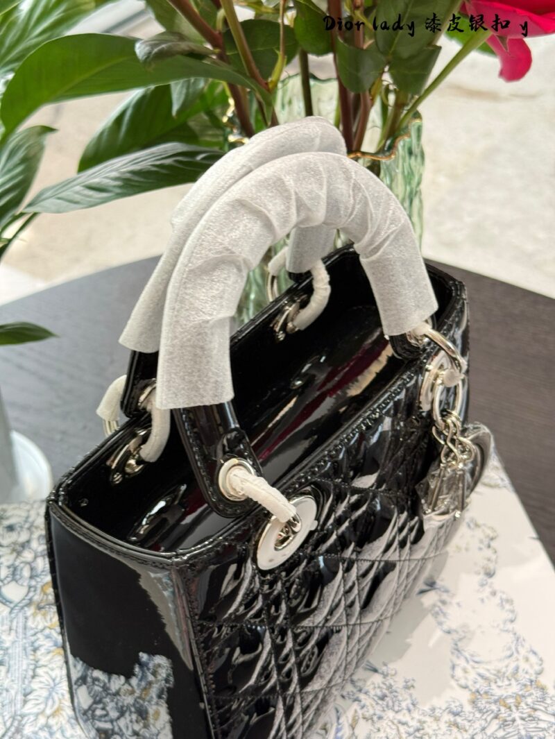 96eff4a602.jpg Dior Concubine Bag p264p269
Three grid 17 four grid 20 patent leather black/silver buckle
Imported calf leather with frosted deer skin pattern and velvet lining
Precision high-density electroplating hardware silver
Adjustable leather shoulder strap w...