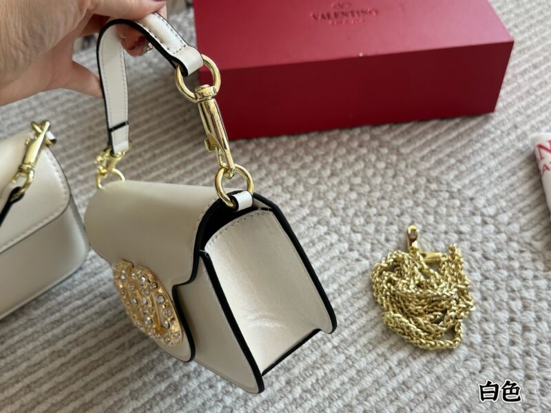 96f9cadc2e.jpg 220, 135 box sets
size:20 9cm
26 17cm
Valentino New Product!
Who can refuse a style
Dressing for spring, summer, autumn, and winter
Everything is completely fine~