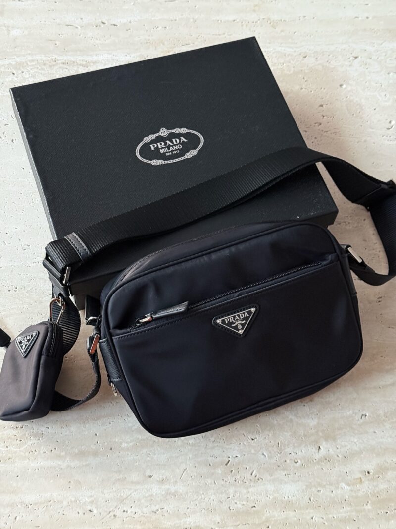 96ffe24039.jpg 195 box upgrade version
size:24*15cm
Prad Men's Postman Bag -
Just the right size
Commuting is very useful!
Unparalleled premium
Search Prada men's bag