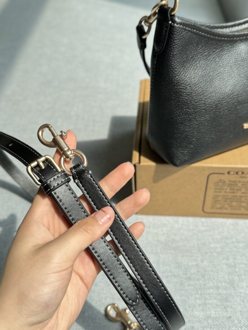 971aa1a1dc.jpg 180 airplane box
size:19.5×15.5
COACH LAUREL Stray Bag Underarm Bag Cross Shoulder Bag
Carrying it on my back, I feel like I've become more refined!
Mini wandering bags are also too Q!
Really super cute
At first glance, it amazed me!
The bag is li...