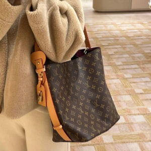 Dior's new Toujours collection this year
It looks so good that it's like I love it at first glance
Different from the previously popular tough diamond patterned Toujours, the bag is softer and lighter in shape