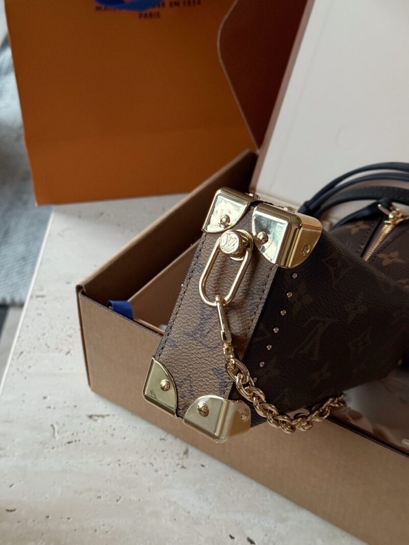 974d1f96c6.jpg 265 box upgrade version all copper hardware
size:23*12cm
Too exquisite~
25ss early spring runway style horizontal small box
L Home Side Trunk Valley Ailing Box Bag/Box Bag Capacity is Practical and Good Concave Design