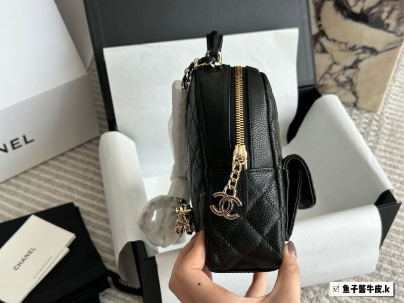 290 cowhide/upgraded version
Size: 13x18cm with box
Xiaoxiangjia's new 24c backpack
This season's stir fried chicken with cute little shoulders
It looks very small, but the capacity is quite large. There are also many ways to memorize it, which is ve...