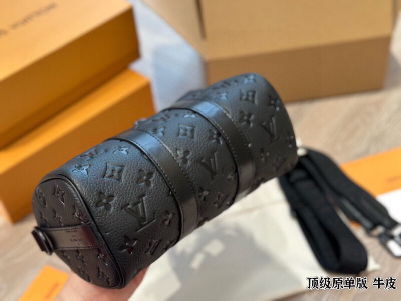 975b549d8b.jpg ¥270
The Lv X Nigo Keepall xs 21 Pillow Bag is an ideal urban handbag. The iconic design and classic Monogram canvas, combined with multiple carrying options and luxurious natural cowhide trim, add a fashionable and avant-garde feel to this bag. Siz...