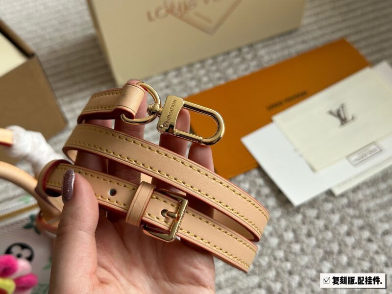 976c36e95c.jpg 215 Remastered Edition (Comes with Box)
size:16*10cm
Murakami Takashi Joint Cooperation Payment
L Home SS2022 Speedy Nano
Purchasing channels
Taiwanese customers order vintage flowers+hardware+color changing leather
The shoulder strap can be disass...