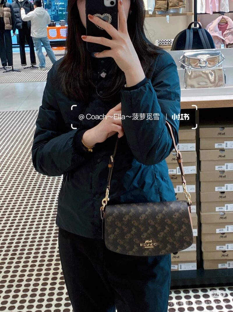 Coach Andrea series underarm women's bag Andrea series underarm women's bag
Changed to a new color scheme~
Although small, it is exquisite! But satisfying circle D itself
A small bag that looks great in daily life! Underarm bag is super versatile and...