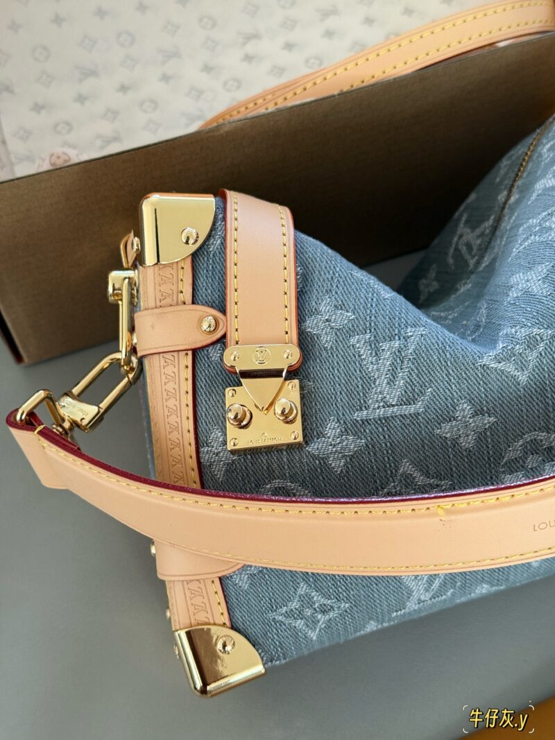 9783a8f4cd.jpg 270 box upgrade version y
size:23*16cm
Ljia 25trunk Rocket New Bag
Sidetrunk washed denim!!
This season's sailing series is all great!
√ Cowboy blue is gentle and versatile
Super Western style upupupup
Search Lv Soft Box (Box)
