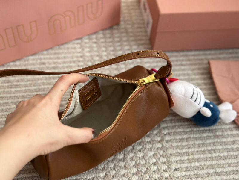 210 with pendant
Size: 22 9cm with box
Who has the joy of miumiu's small cylinder
Miumiu pencil case bag made of old Nappa leather
Very retro flavor paired with lamb wool. Mary Jane is a pseudo intellectual with a refined look today