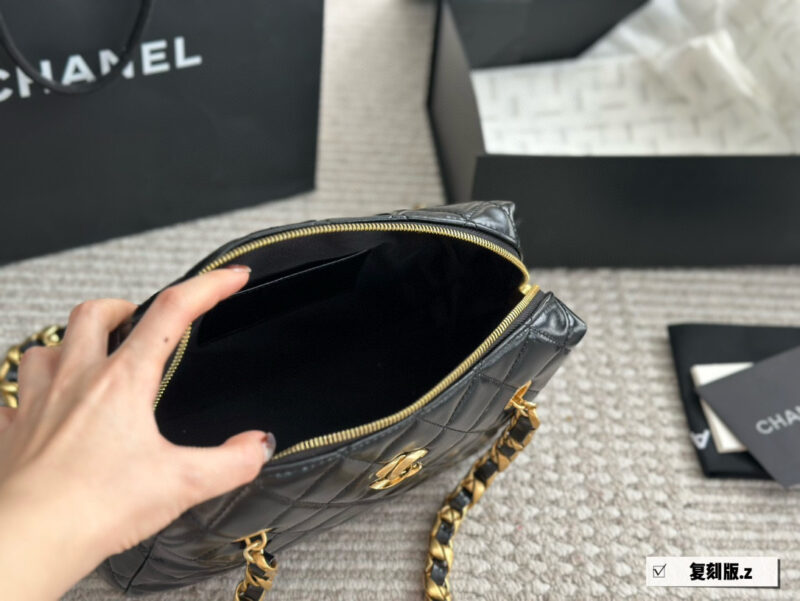 978be05cd5.jpg 250 boxes
size:25 16cm
Chanel 24 Bowling Bag
This bowling bag is really delicious~
A very popular one recently
The design is not easily outdated and is very fashionable to hold in your hand.
?? superior quality!