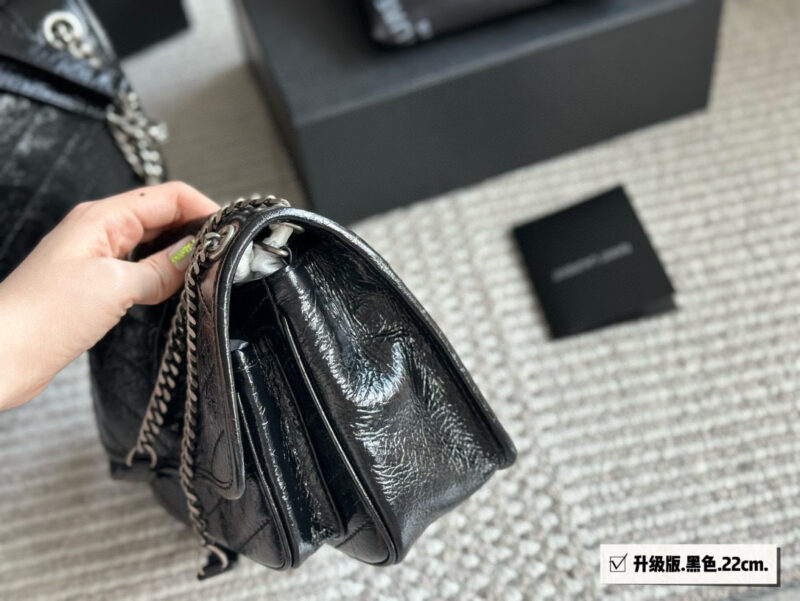 320 290 box upgrade version
Size: 28 * 22cm (large)
22 * 18cm (small)
Niki is really easy to carry!
It's really beautiful and unique ??
YSL Nikki leather material has a soft and sticky texture ??
Imported cowhide!
Both inside and outside are ...
