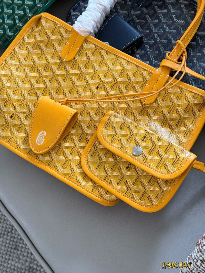 97b0f17736.jpg 205 no box/upgraded version
size:20*19cm
Authentic mold making and plate making,
Customized Goya pattern material ?
Paired with imported Italian calf leather, Goyard shopping bags have undergone multiple research and improvements, continuously en...