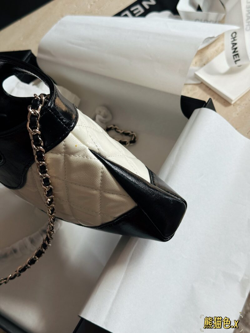 200 boxes
size：22*14.5cm
Xiaoxiangjia's 23a is worth buying
Cute and lovely side scrolling 31 nano bag
The black and white panda color scheme is really fragrant
Who can withstand this!
Xiaoxiang's true love fans must join!
