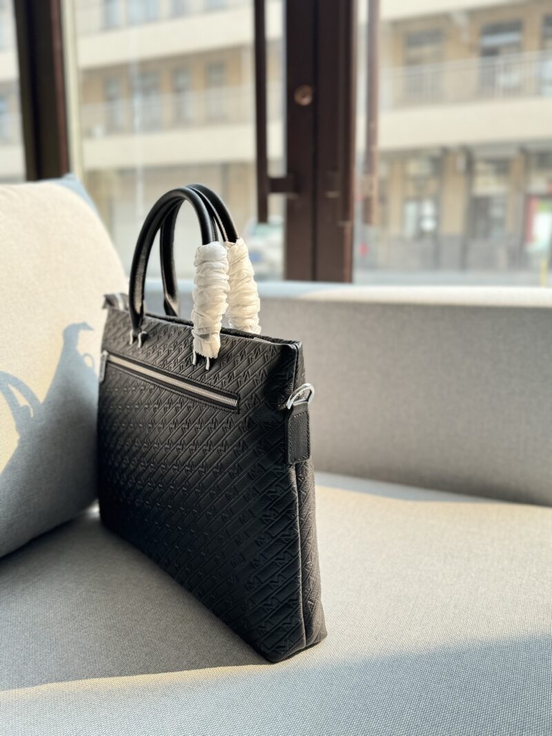 97d43d0417.jpg Cowhide 315
size:38×28
MONTBLANC embossed handbag, briefcase, crossbody bag
Compact design, dynamic and agile, cool style, casual and casual. This human friendly bag is made of black leather with an embossed "M" - shaped printed pattern, providing...
