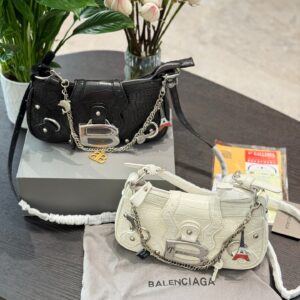 Balenciaga Underarm Bag P245
25 year spring collection, suitable for both underarm and crossbody, just the right size, with a round phone, wallet, car keys, napkins, all enough, and a great zipper, providing a strong sense of security
Made of cowhide...