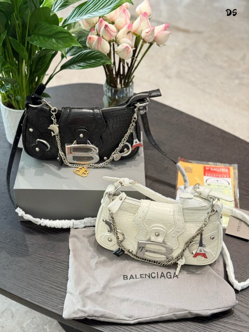 Balenciaga Underarm Bag P245
25 year spring collection, suitable for both underarm and crossbody, just the right size, with a round phone, wallet, car keys, napkins, all enough, and a great zipper, providing a strong sense of security
Made of cowhide...
