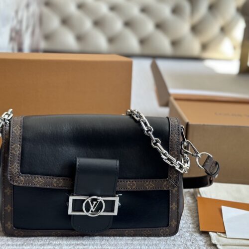 ￥ 285 New Product
LV | Soft Daphne | Show off New Product
Appearing at the 2025 Spring/Summer fashion show with cowhide trim to ensure the comfort of the bag, the Dauphine Soft handbag features a monogram cut for a soft look
Suitable for both men an...