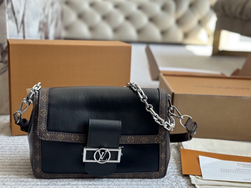 ￥ 285 New Product
LV | Soft Daphne | Show off New Product
Appearing at the 2025 Spring/Summer fashion show with cowhide trim to ensure the comfort of the bag, the Dauphine Soft handbag features a monogram cut for a soft look
Suitable for both men an...