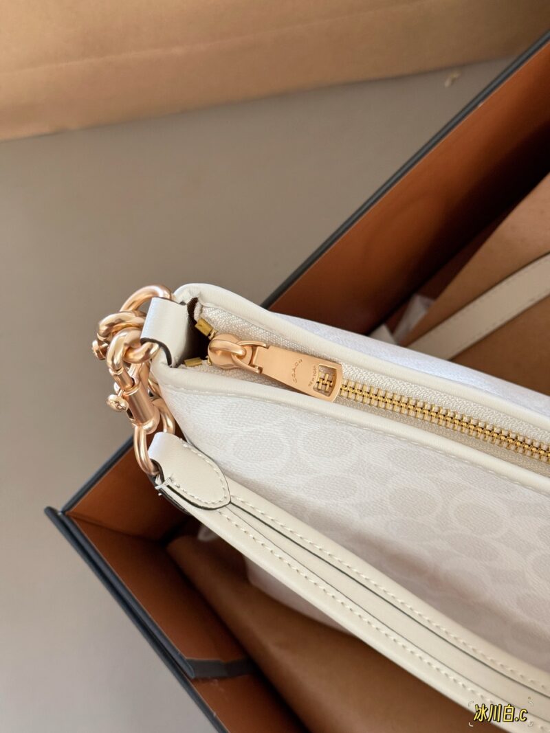 235 box
size：31*23cm
Coach C's new Laurel
The wandering bag is truly stunning. Underarm bag hobo
Casual, lazy, easy to handle
Two shoulder straps, one long and one short
Shoulder, crossbody, hand-held, armpit, back
They can be freely versatile
Ther...