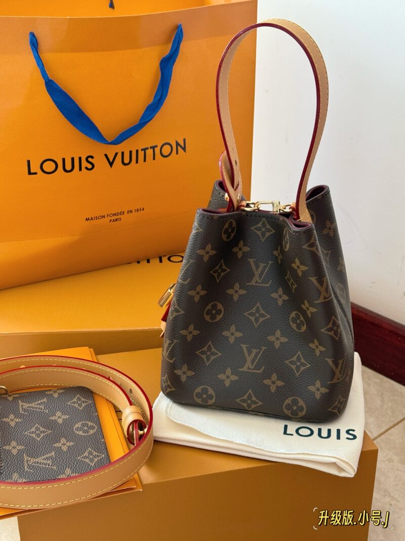 980809cb61.jpg 235 box upgrade version
size:18*16cm
ALL IN BB Heavy Attack|
Who wouldn't be confused after reading this!
There are two faces LV AII IN BB
L Home 25ss Bucket Bag
All in BB, really awesome. Take a good look