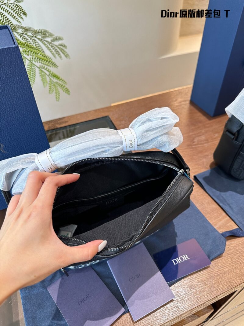 Dior Men's Postman Bag P270
Original embroidered fabric with top layer calf leather
The new season of men's clothing has officially been launched!
The simple and low-key color scheme, combined with high-end and comfortable materials, and exquisite It...