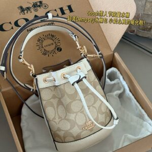 215 boxes
size：16*16cm
C Mini Bucket Bag is super cute!
What a cute and lovely little bucket!
Isn't it too delicate and cute
Search Coach Coach Bucket