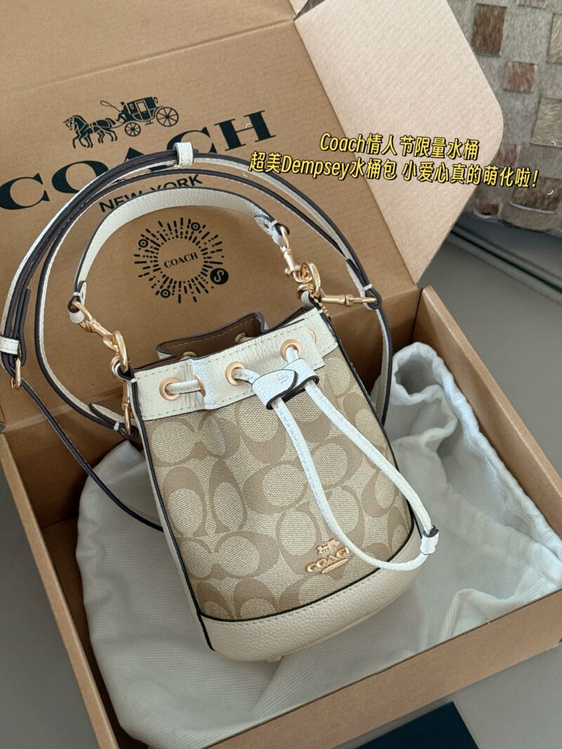 98279e582f.jpg 215 boxes
size:16*16cm
C Mini Bucket Bag is super cute!
What a cute and lovely little bucket!
Isn't it too delicate and cute
Search Coach Coach Bucket